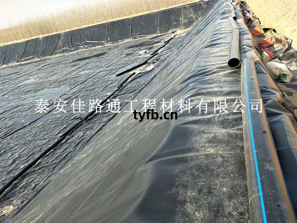 藕(ou)池防(fang)滲膜(mo)怕破損？回(hui)填(tian)保護(hu)方(fang)法(fa)學(xue)起來(lai)