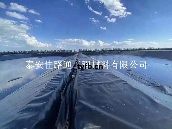 蓄水(shui)池(chi)防滲(shen)膜(mo)卸車(che)驗收(shou)：別(bie)等(deng)鋪(pu)好再發現問題