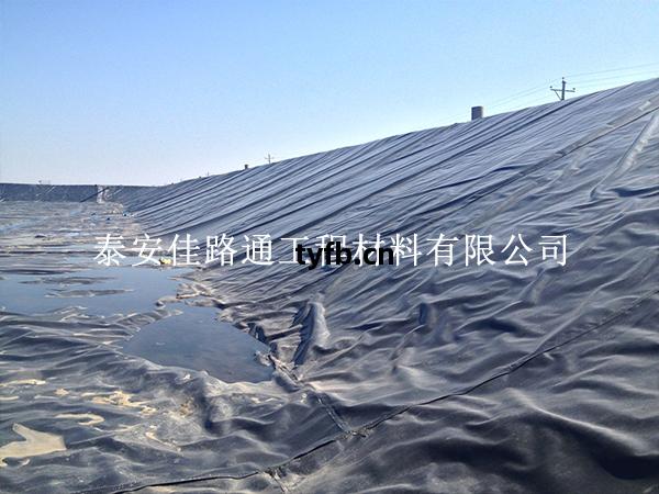 延(yan)長(chang)防(fang)滲(shen)膜(mo)壽命！人(ren)工(gong)湖防(fang)氧(yang)化(hua)技巧(qiao)大(da)揭(jie)秘